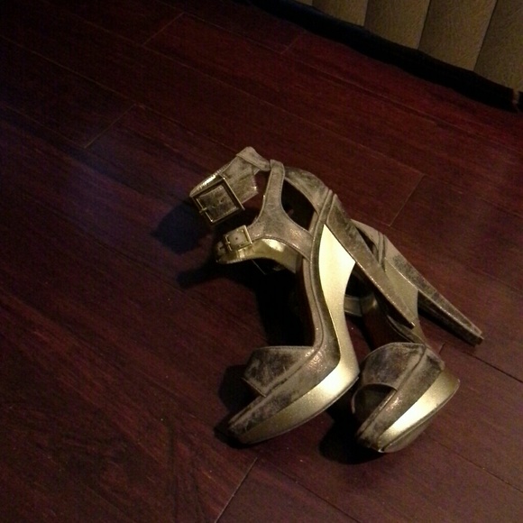 Shoes - Picture 3 of 4